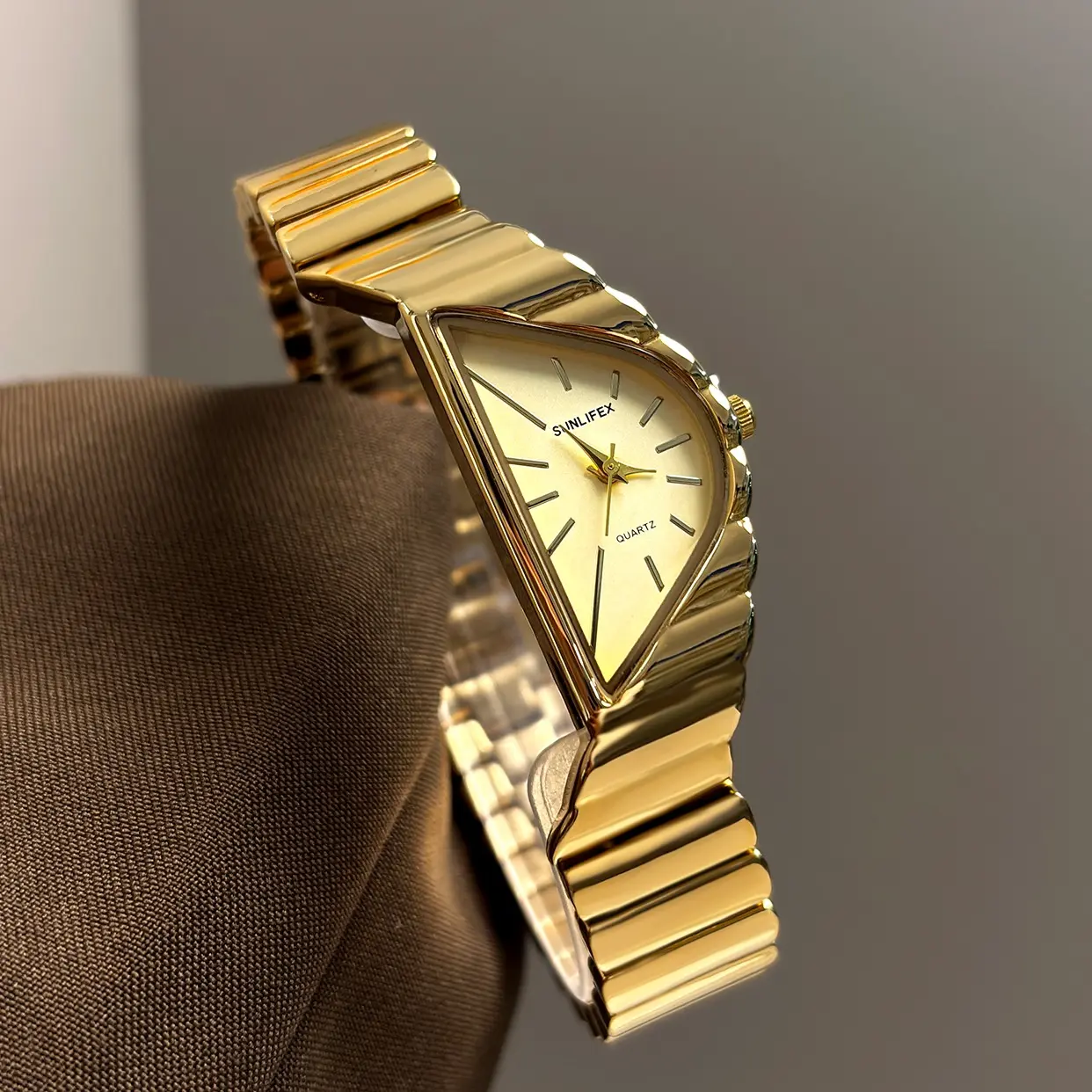 Women's Vintage Half-Moon Dial Watch, Fashionable Quartz Wristwatch, Perfect Gift for Women, Ideal for Daily Wear [332]