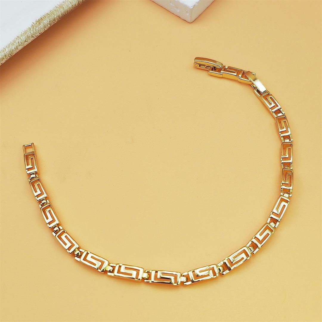 Vintage Letter Chain Bracelet for Women Trendy Lock Charm Bracelet Retro Y2K Aesthetic Stackable Jewelry Cute Everyday Stacking Bracelets for Streetwear Party Gifts Daily Outfits