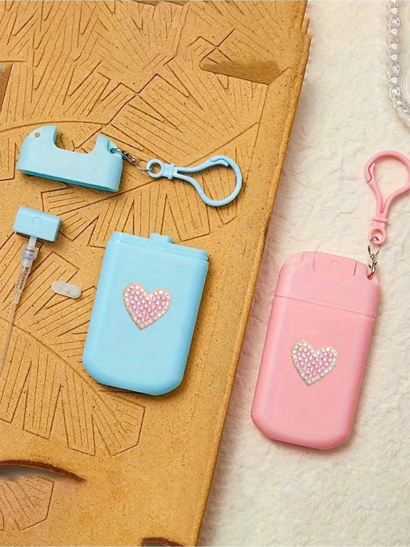 20ml portable card-style spray bottle keychain, 0.68oz card-style perfume sprayer, perfume bottle, hydrating essence bottle with nozzle, inlaid with rhinestone heart, comes with a lanyard, easy to carry and refill
