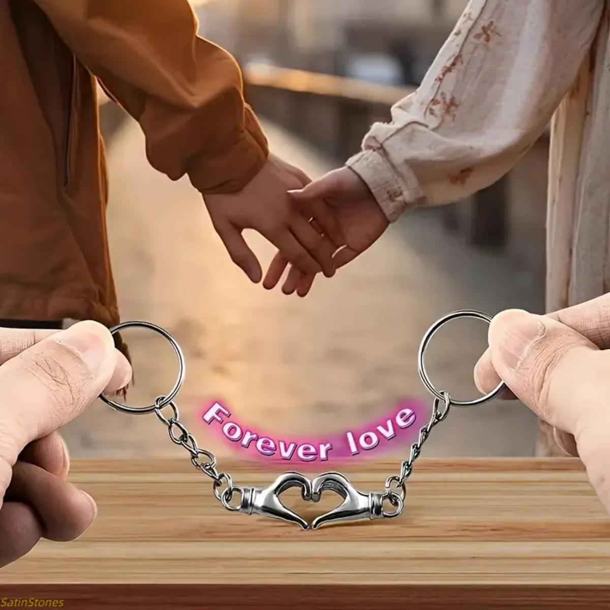 Couple keychains – featuring a simple, interlocking "key of love" design and romantic matching pendants, suitable for bags, backpacks, or keychains.