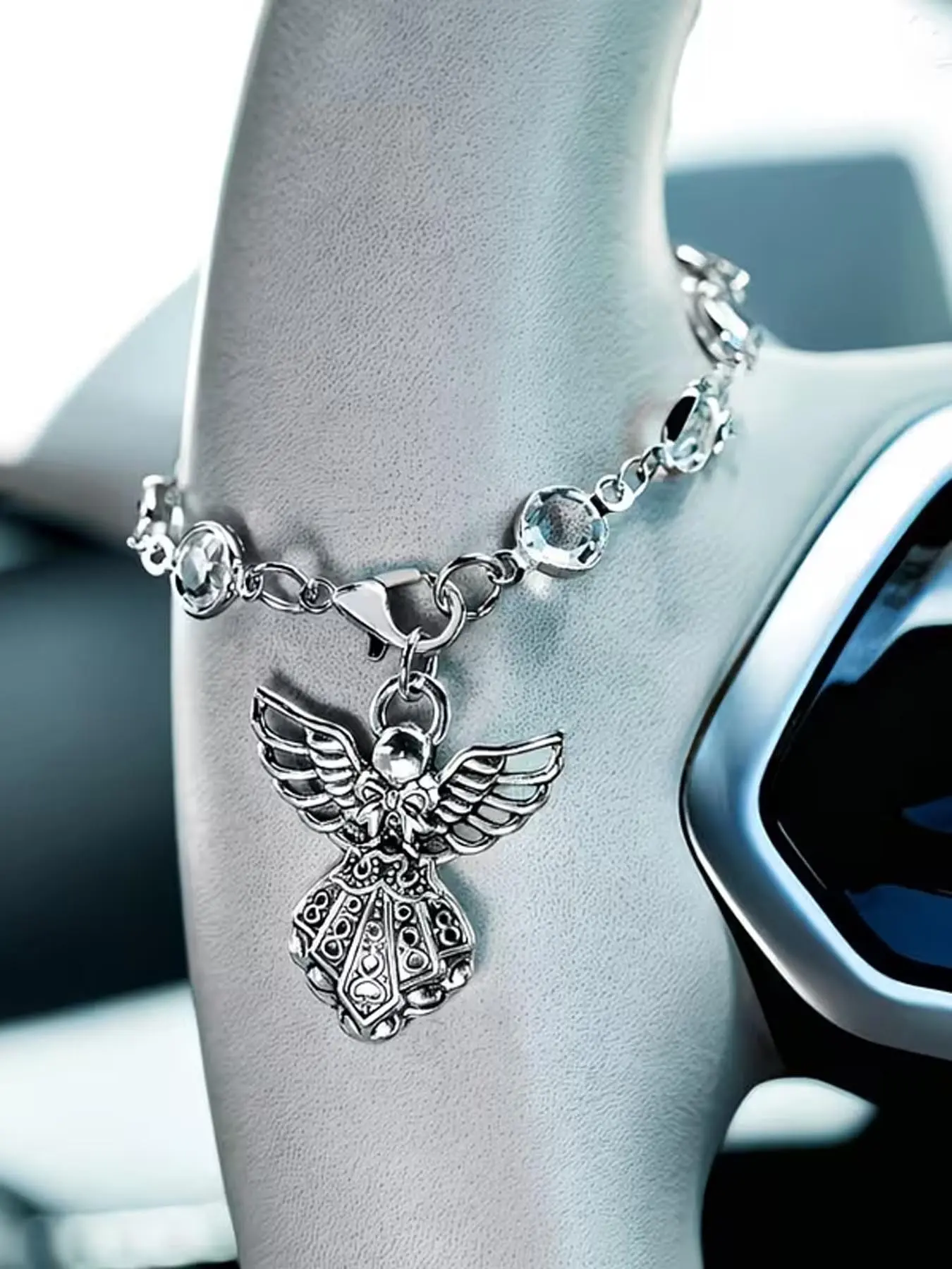 1pc Guardian Angel Crystal Chain Car Hanging Ornament, Car Ornaments, Retro Hollow Angel Pendant, Can Hang Steering Wheel and Rear View Mirror, Implies Safe Travel, Comes as a Car Companion Gift for friends and Girlfriends, High end Jewelry