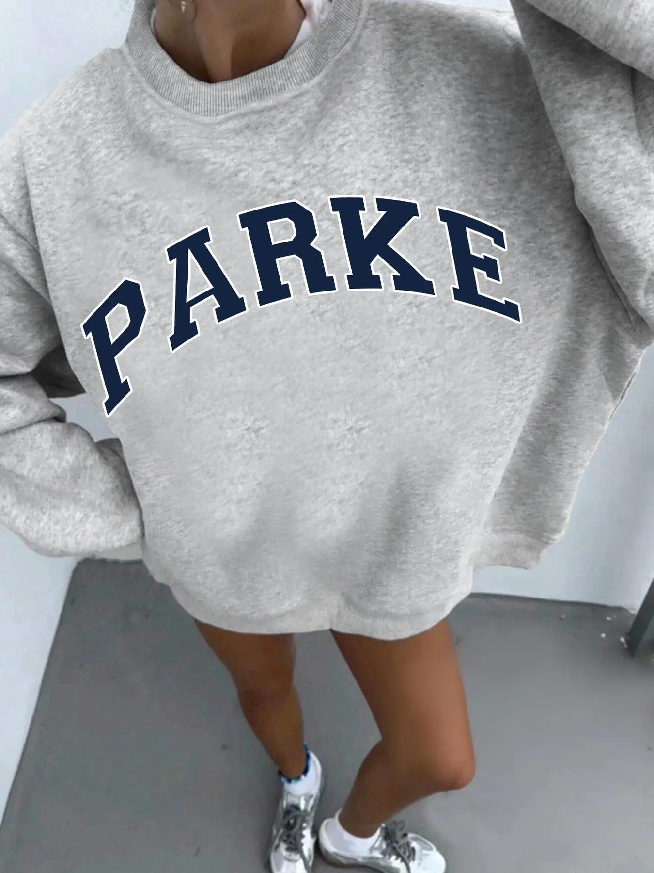 Unisex American Retro Sweatshirt – Light Gray Oversized, 'PARKE' Letter Graphic, Soft Fabric – Ideal for Campus Outings, Street Fashion, Daily Wear | Retro College Letter Tee,