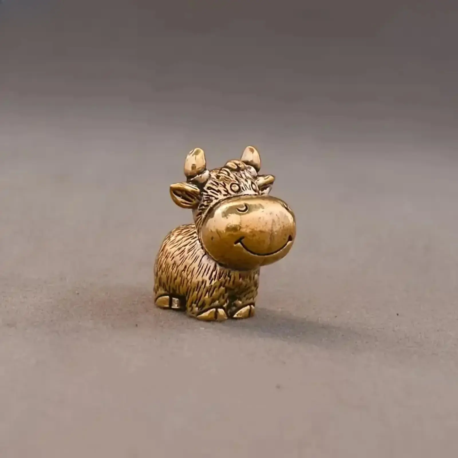 Small Bronze Cow Standing Sculpture – Vintage Mini Metal Figurine, Rustic Decorative Ornament for Home & Office Desk, Durable Animal Statue Gift for Collectors & Animal Lovers