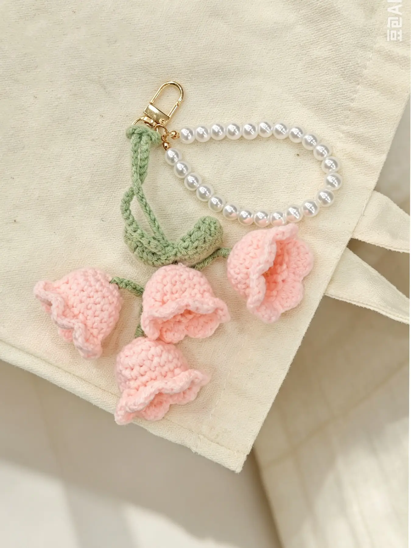Handmade Crochet Lily of the Valley Bag Keychain, Knitted Bell Flower Charm with Faux Pearl Strap, Boho Floral Aesthetic Accessory, Cute Daily Bag Ornament, Perfect Small Gift for Best Friends