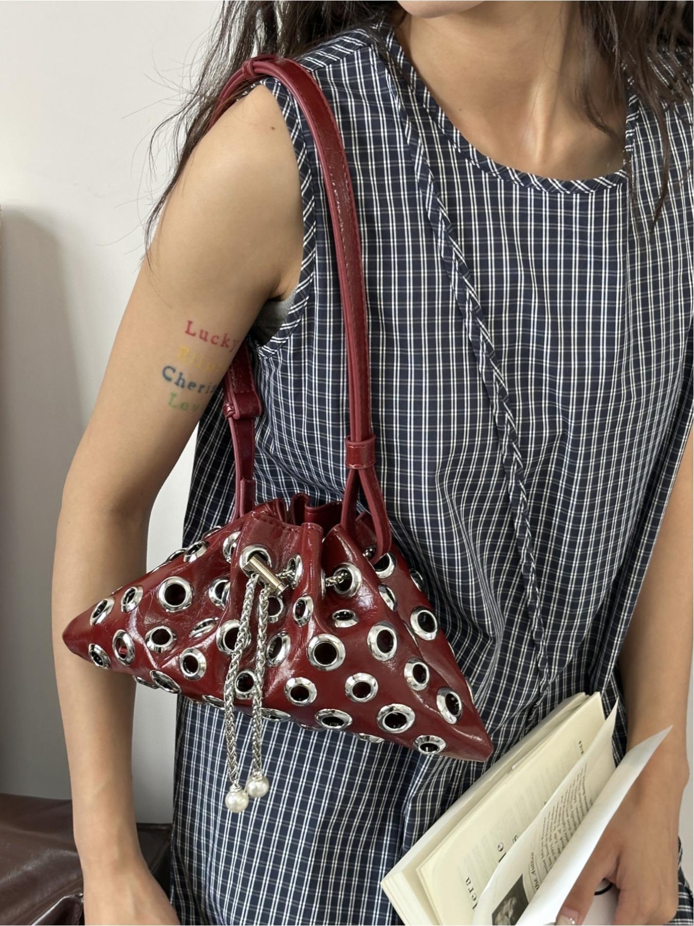 Punk Style Rivet Crossbody Shoulder Bag, Hollow Out Design, Casual Plain Pattern, Small Bucket Bag for Women, All Seasons Use, Embellished Shoulder Bag