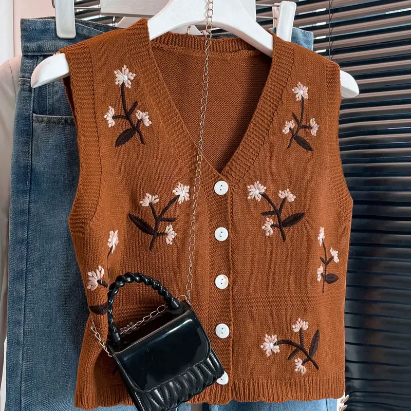 Women's Floral Embroidery Button Front V Neck Sweater Vest, Casual Sleeveless Sweater Vest for Summer, Fashion Women's Knitwear for Daily Wear, Vest Top