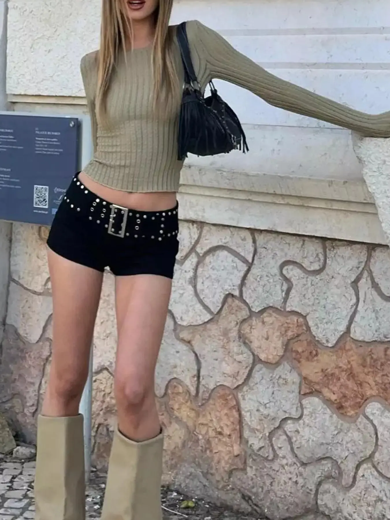 New American Street Style Low Waist Rivet Decor Short Pants for Women, Tight Fit Knee-Length Shorts, Casual All-Season Wear