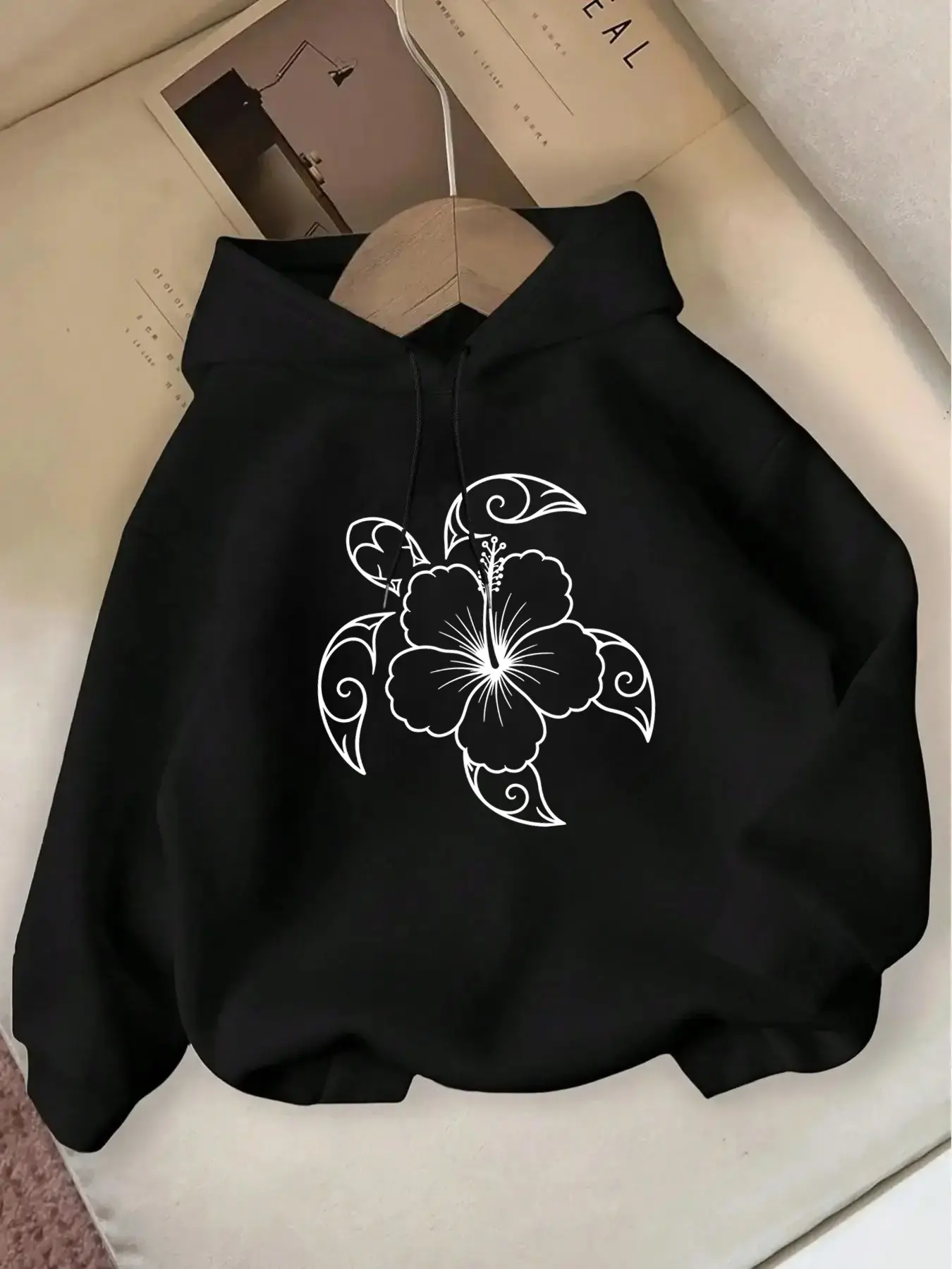 New Fall Winter Tropical Hibiscus Turtle Print Sweatshirt Women, Hawaiian Tribe Style Oversized Loose Hoodie, Casual Long Sleeve Top for Vacation