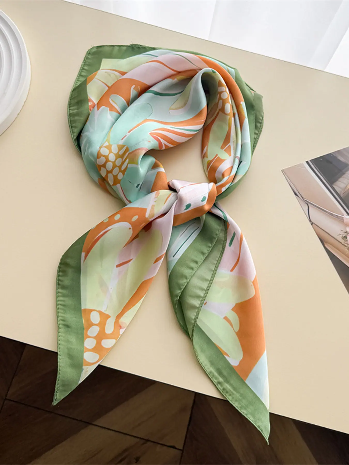 Pastel Vertical Stripe Daisy Floral Print Silk Scarf, Glossy Satin Square Bandana, Women's Multi-Wear Neck Hair Wrap, Boho Floral Scarves, Casual Elegant Accessory