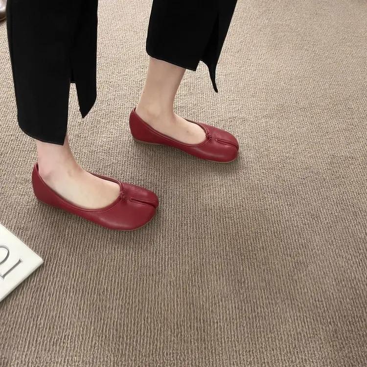 Flat bottomed split toe pig trotter shoes, red single shoes for women, spring and autumn 2026 summer silver bow thumb pig trotter shoes
