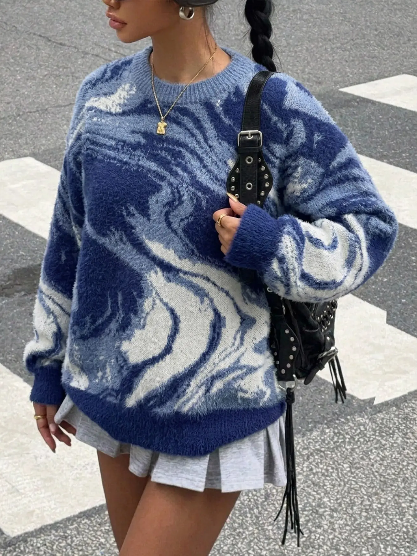 Blue Watercolor Marble Pattern Faux Mink Fur Loose Round Neck Sweater, Soft Plush Colorblock Spiral Print Lazy Pullover Knitwear