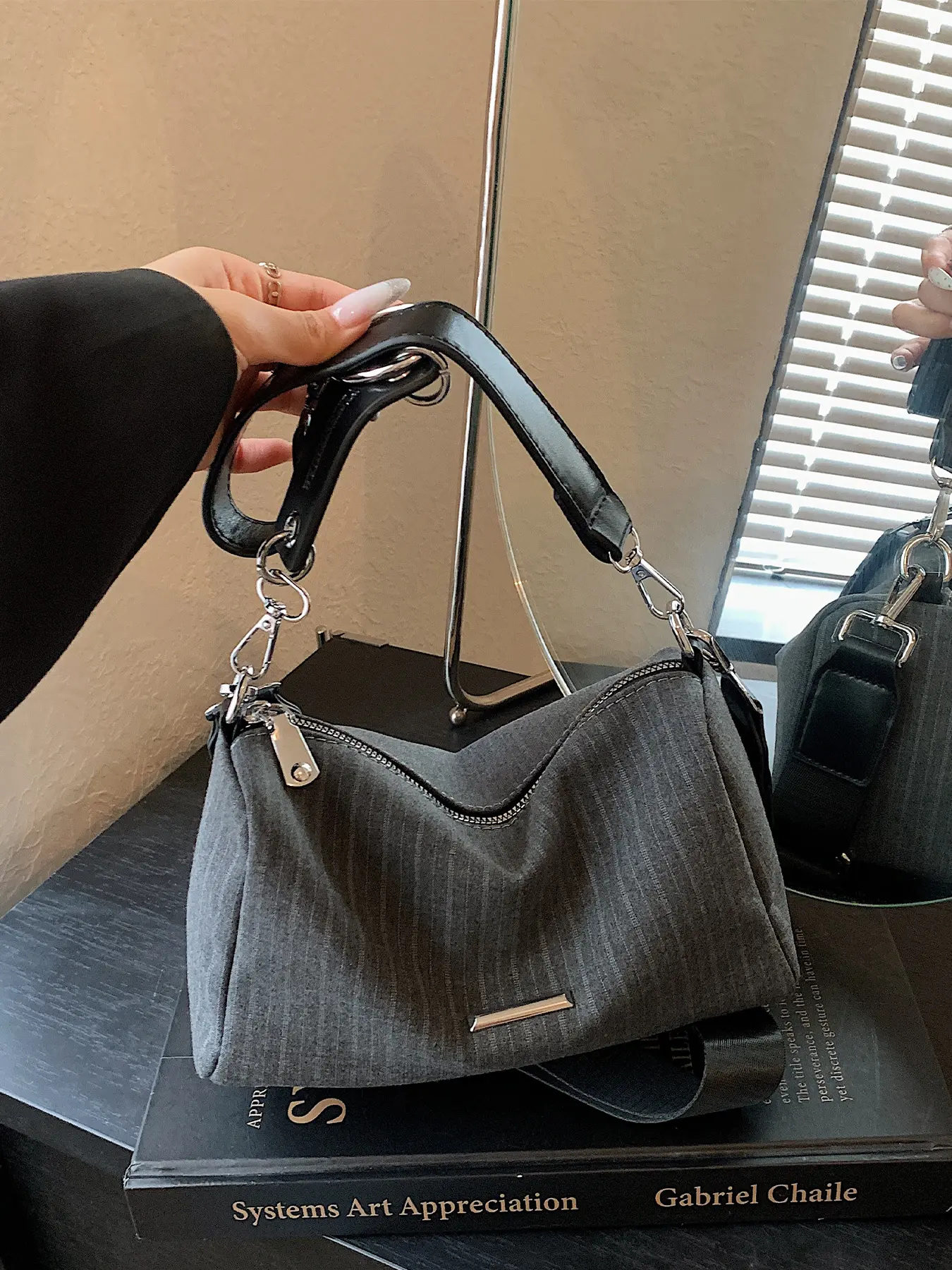 1pc Dark Grey Vertical Stripe Hobo Shoulder Bag, Detachable Dual Straps Casual Underarm Handbag for OOTD Shooting, Daily Office Commute, City Shopping, Cafe Dates, Suitable for Minimalist Cool Women, Neutral Tone Outfit Lovers