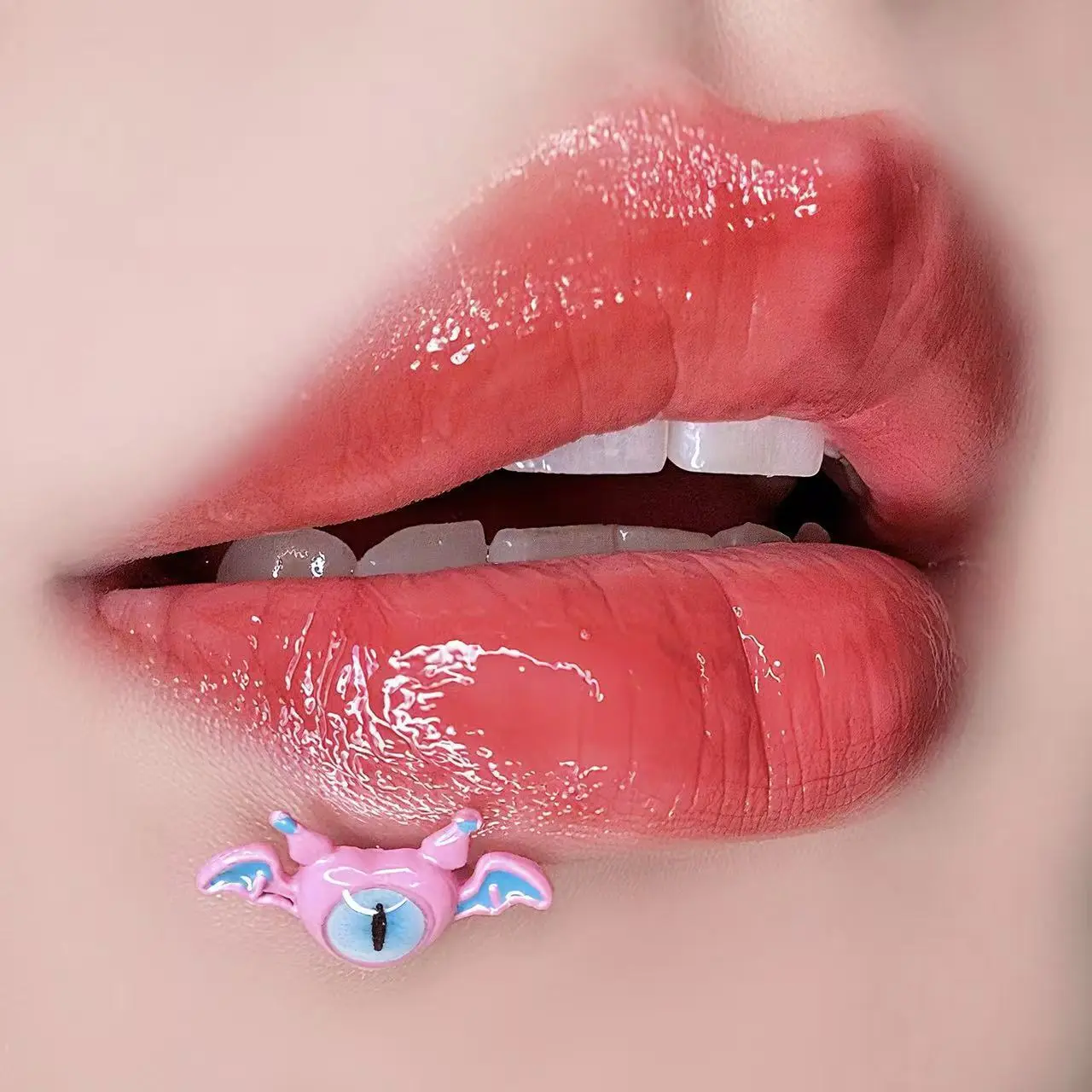 Funky Devil Eye Clip-On Lip Ring, Light Pink Metal Fake Piercing Cuff, Edgy Unisex Body Jewelry for Fashion Looks, Lip Accessory, Daily Wear, Edgy Charm