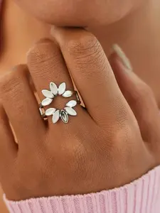 Elegant Sunflower Design Ring for Women, Stainless Steel Ring, Light Luxury Jewelry, Summer Fashion Accessory, Unique High-End Style