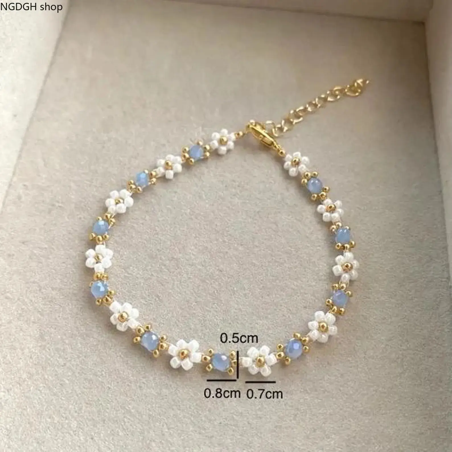 Dainty White Daisy Flower Beaded Bracelet with Light Blue Crystal, Cute Summer Floral Chain Jewelry, Adjustable Gold Plated Link, Sweet Y2K Aesthetic Accessory, Perfect for Daily Wear, Vacation Beach & Gift for Girls.
