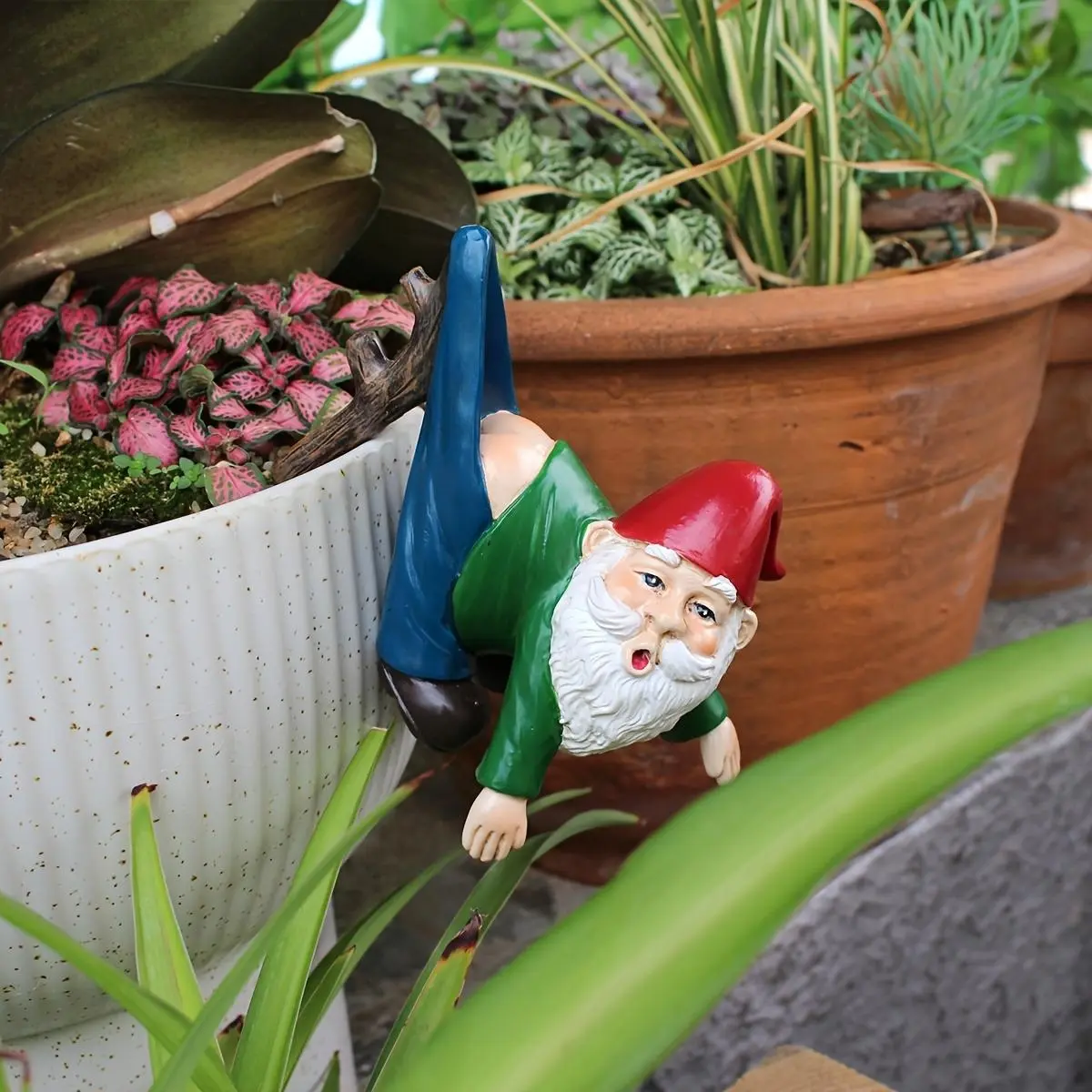 Naughty Hanging Gnome Flower Pot Hugger, Funny Resin Mooning Gnome Statue, Indoor Outdoor Fairy Garden Decor for Yard Patio Lawn Bonsai Ornament