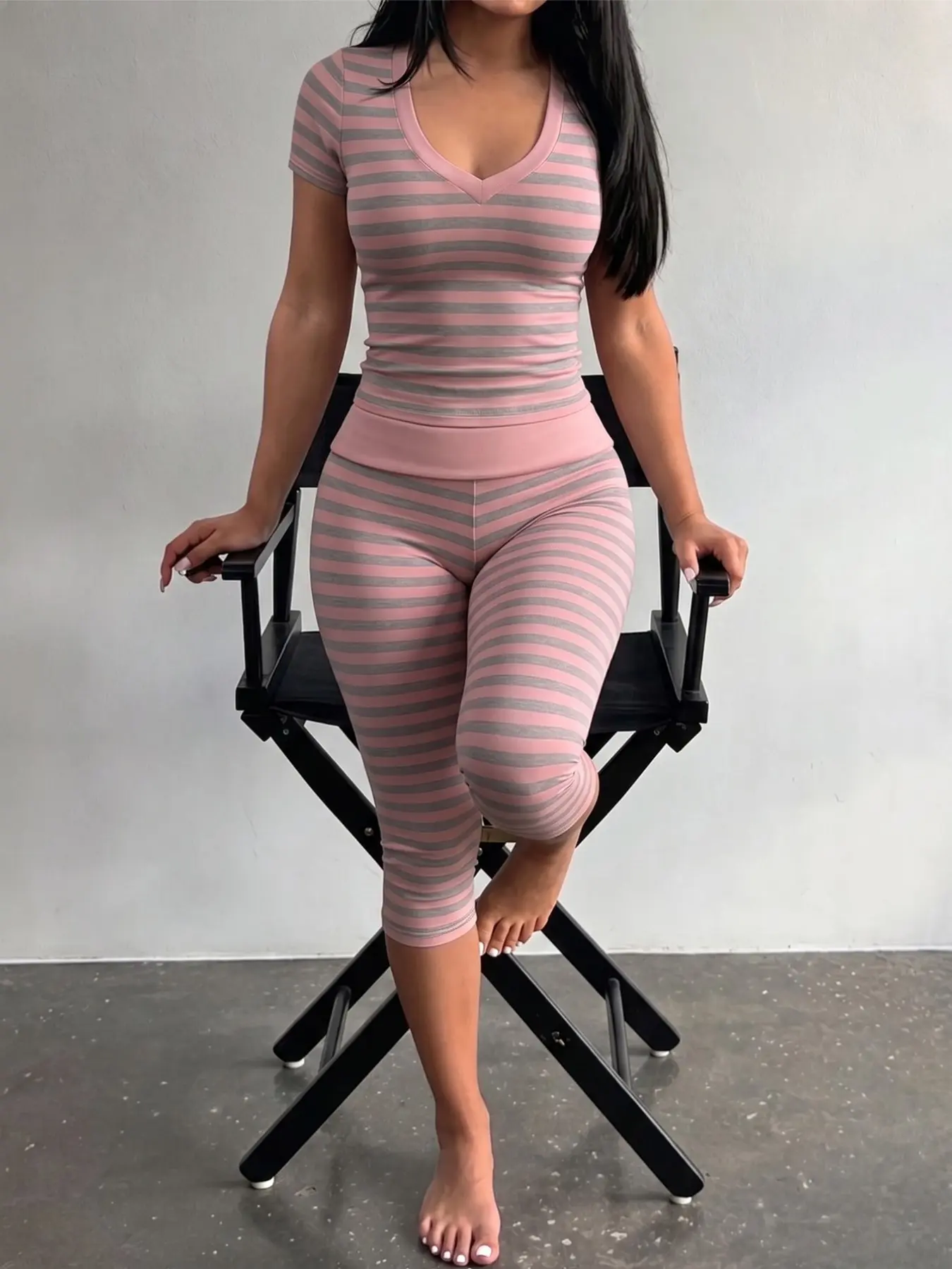 Pink And Gray Striped Two-Piece Loungewear Set: V-Neck Short-Sleeve Slimming Top, High-Waist Cropped Stretchy Skinny Pants. High Elasticity, Form-Fitting Set, Suitable For Home, Going Out, Exercising. Soft And Comfortable For Everyday Wear All Year Round
