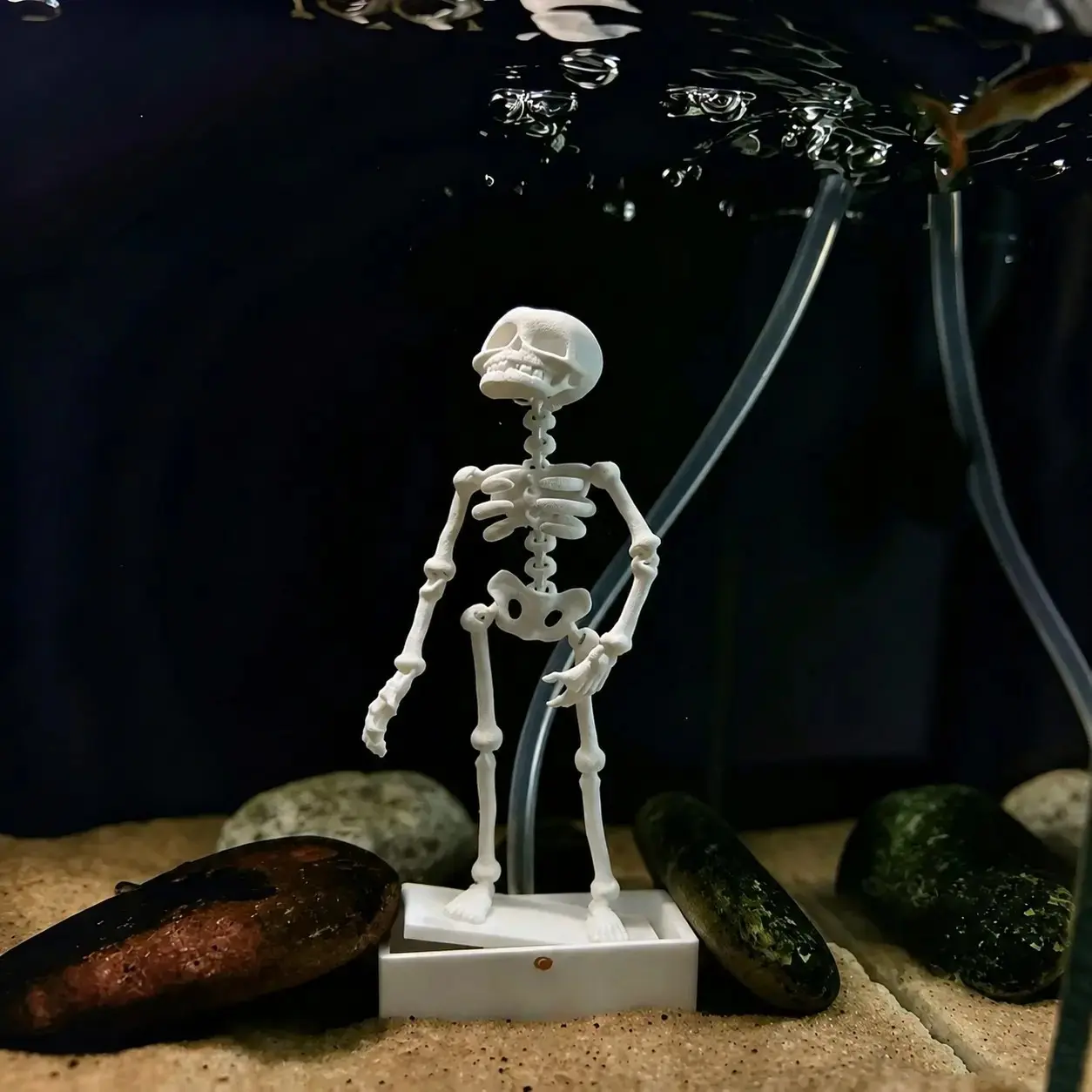 Dancing Skeleton Fish Tank Ornament with Glowing Effect Nighttime Light Includes Air Tube and Suction Cup Unique Aquarium Decoration Perfect for Water Enthusiasts Halloween Decor