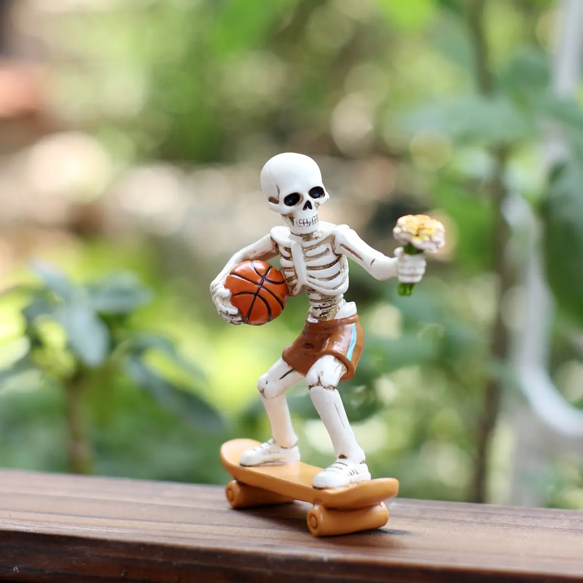 Cool Skateboard Skull Halloween Decoration, Resin Sculptures, Fashion Gargoyle Statue Holding Basketball and Flowers, Perfect Gift for Skateboarding Lovers