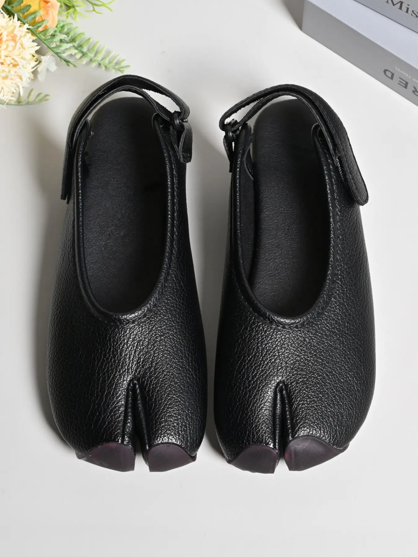 Women Minimalist Tabi Split Toe Back Strap Flats, Lightweight Closed Toe Walking Slingback Footwear, Cream Beige Solid Black