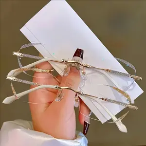 Stylish women's glasses, featuring dazzling diamond-cut lenses, gold frame, frame design and shiny temples - the perfect fashion eyewear for presbyopia, computer work and reading