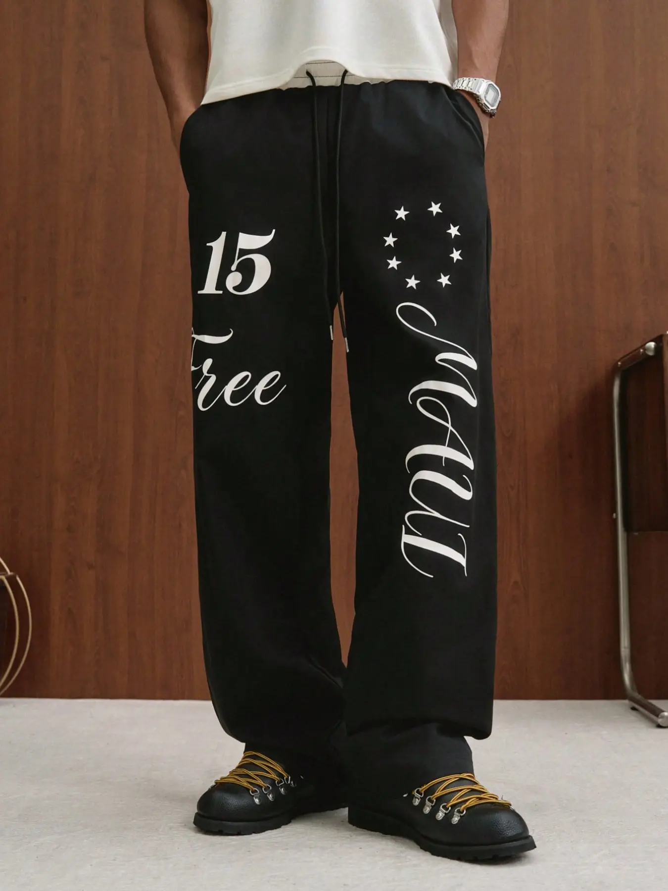 Black wide-leg sweatpants with a vintage number 15 and star letter pattern, elastic drawstring high-waist loose streetwear bottoms, retro hip-hop casual pants, versatile for everyday outfits, suitable to pair with T-shirts and hoodies.
