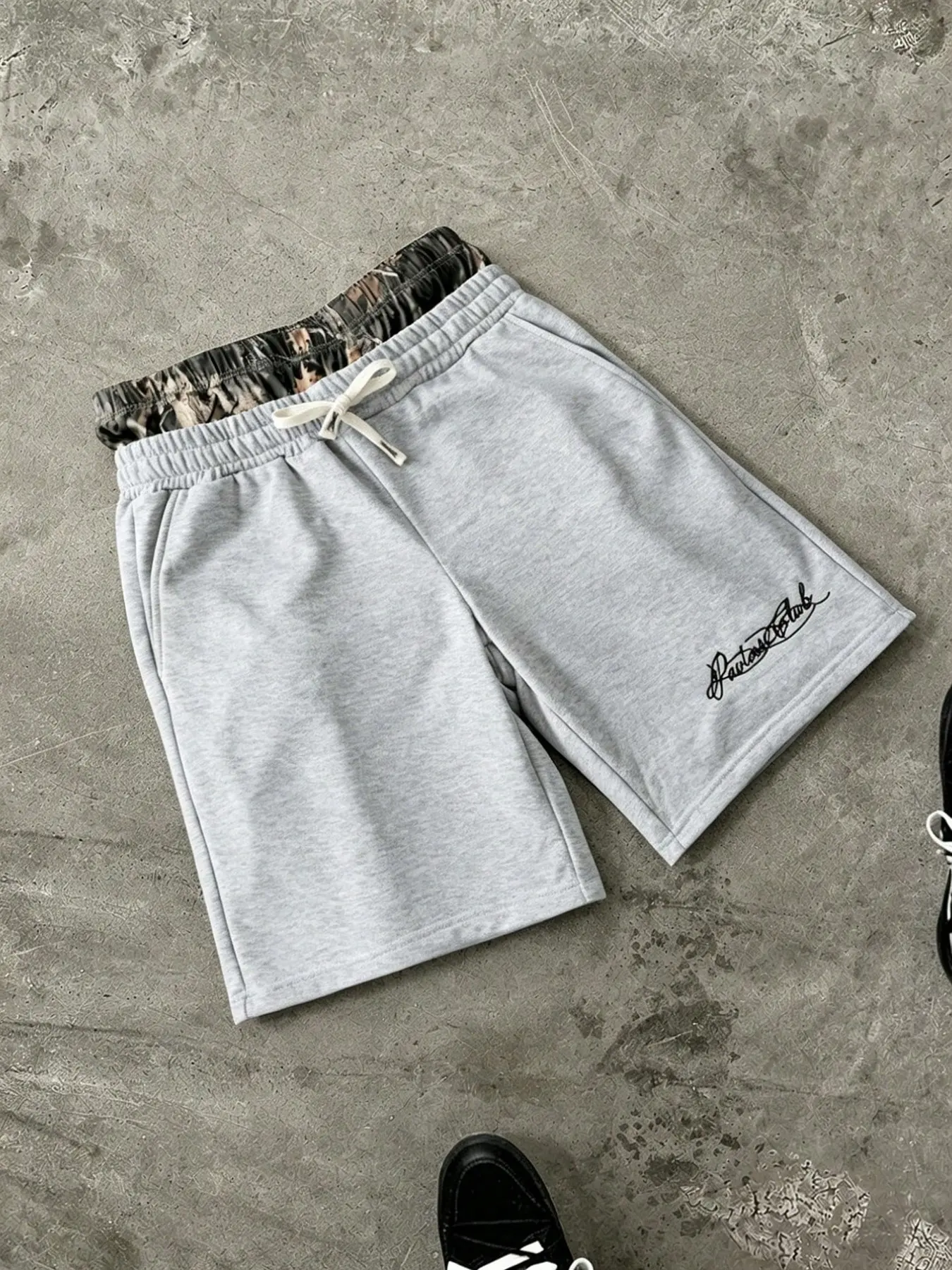 Men's double-layer drawstring shorts, loose-fitting street style shorts, elastic waist casual jogging shorts for men.