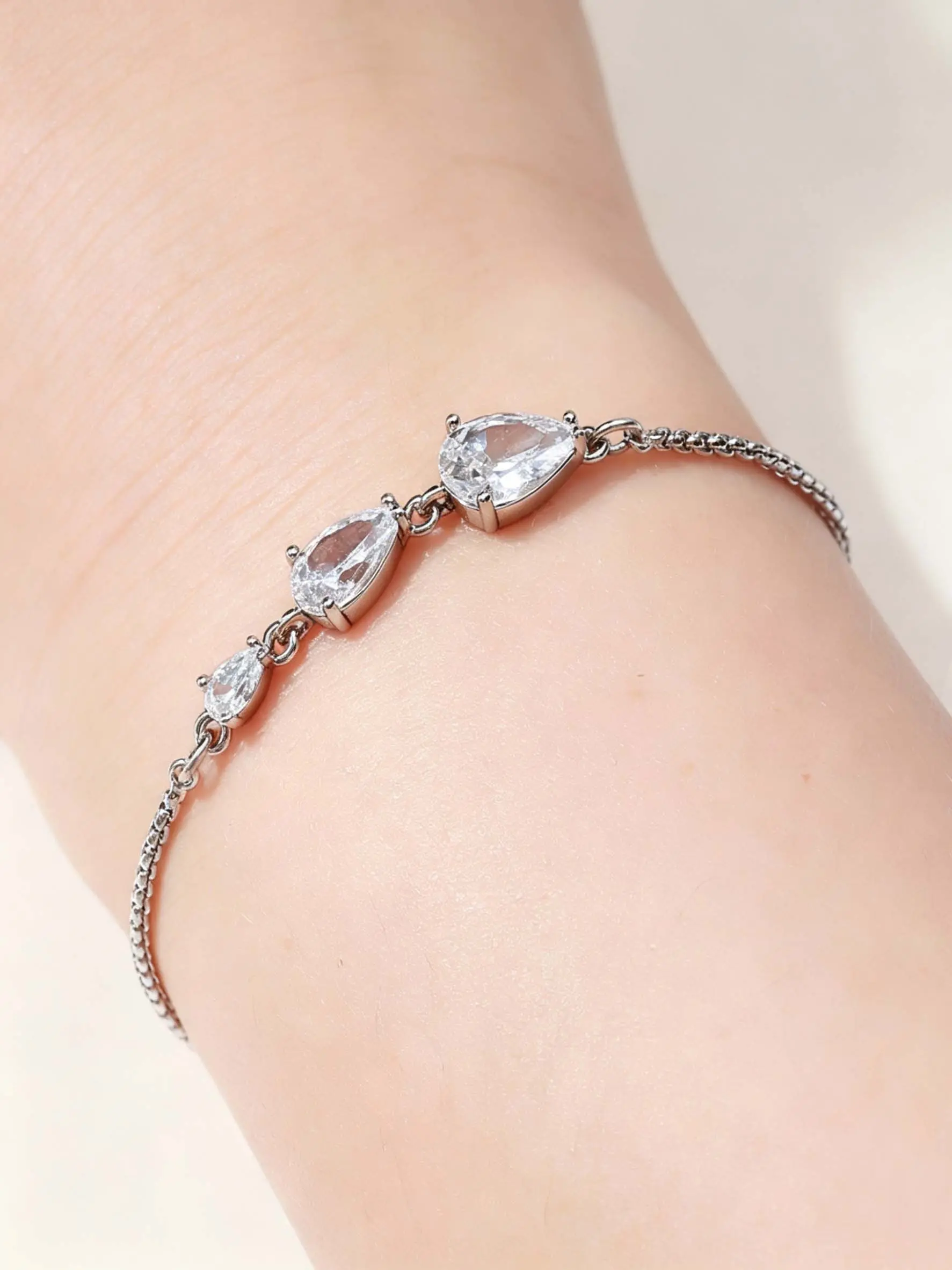 1pc Luxury Elegant Teardrop Inlaid Diamond Bracelet Adjustable Drawstring Thin Delicate Jewelry Sparkling Exquisite Design Slim Wrist Gift Box Packaging For Women Daily Commute Dating Vacation Wear