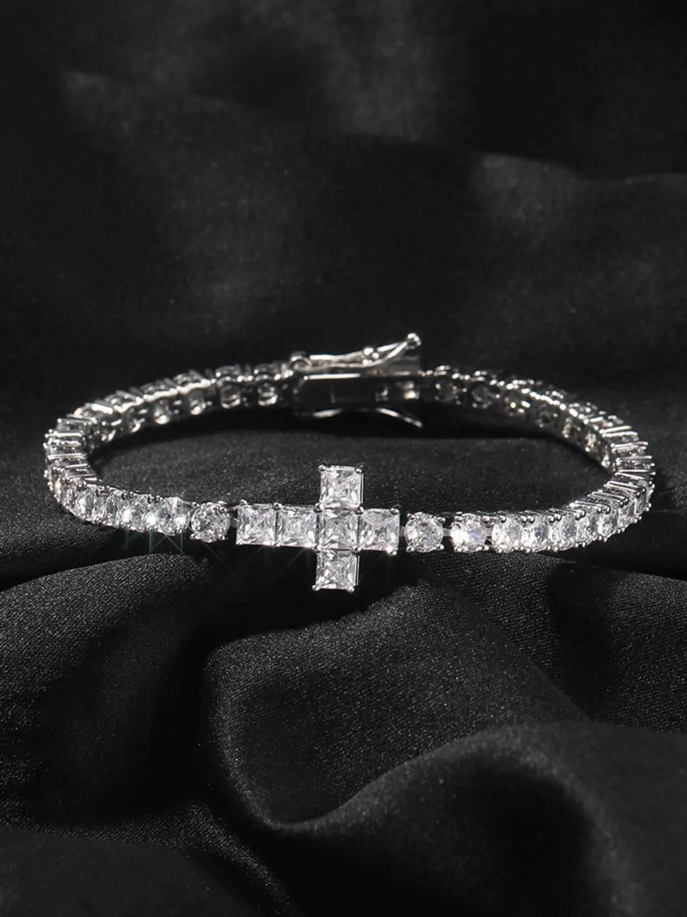Creative Cross Bracelet with Luxurious Zircon, Hip Hop Style, Unisex, Perfect Gift for Birthday and Anniversary, All Seasons Wear