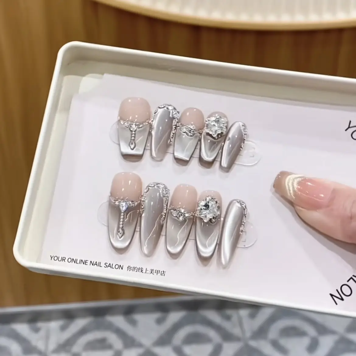 Nai Zi's pure handmade phototherapy wearable nails, "Cangshan Fuxue" series, are finished products that can be reused and feature detachable nail patches