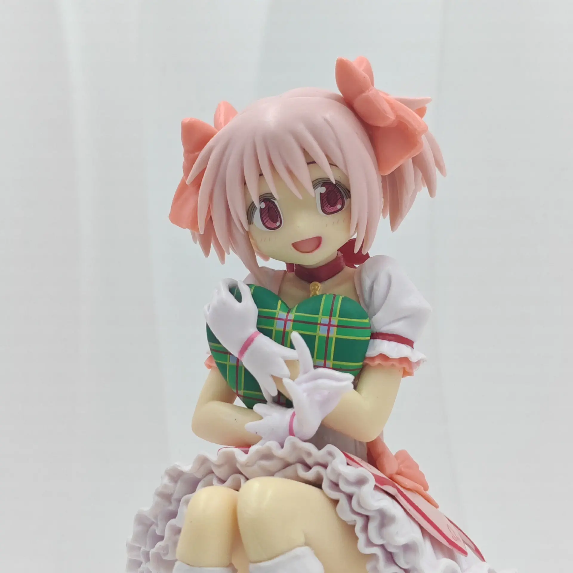 New Magical Girl Kagami Momoko Desktop Model Figure, Sitting and Standing Pose, Small Round Desk Ornament, Handmade Collectible