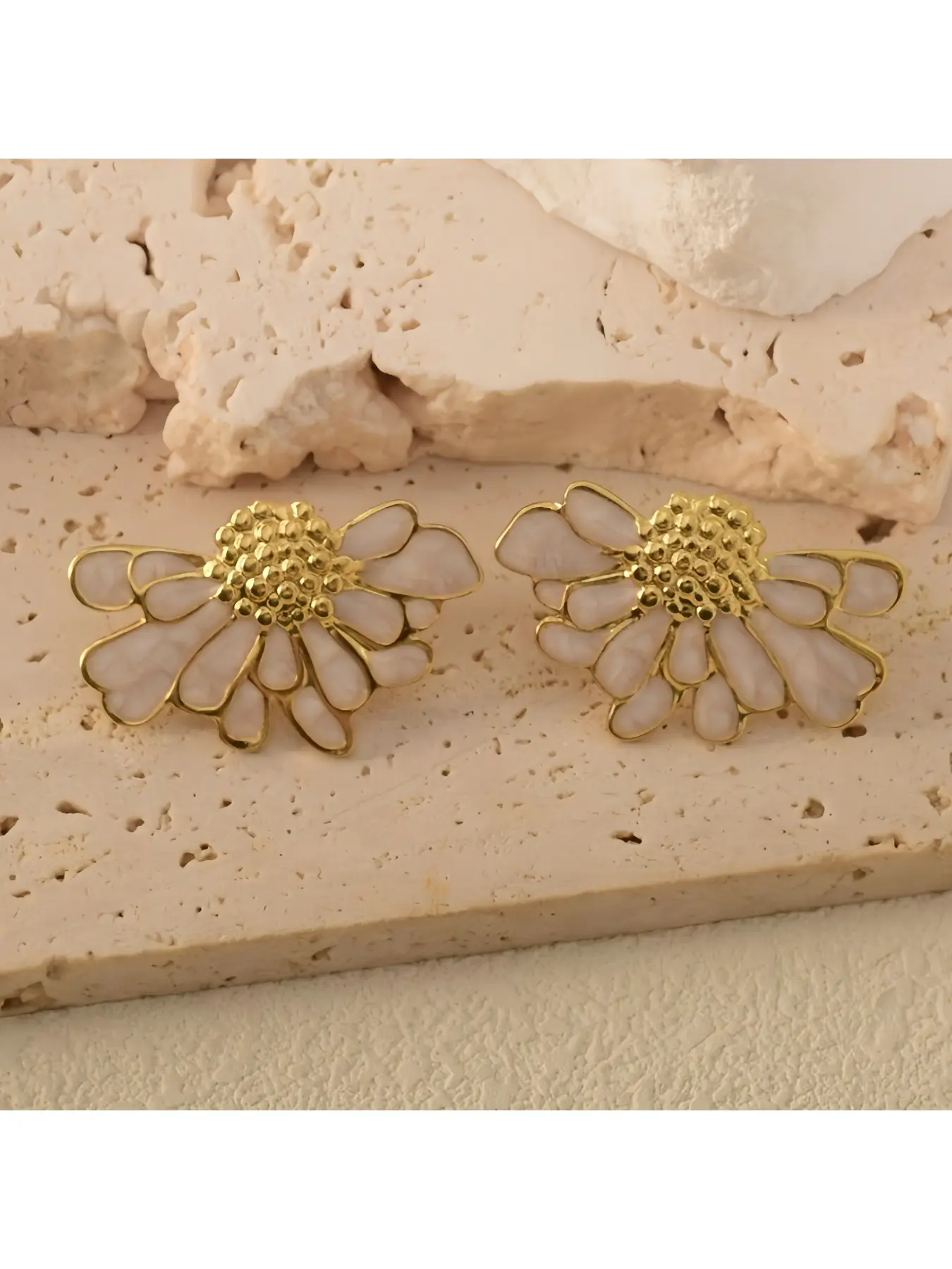 A pair of fresh daisy flower earrings for women, vintage oil dripping flower earrings, rustic daily accessories, popular summer vacation earrings gifts