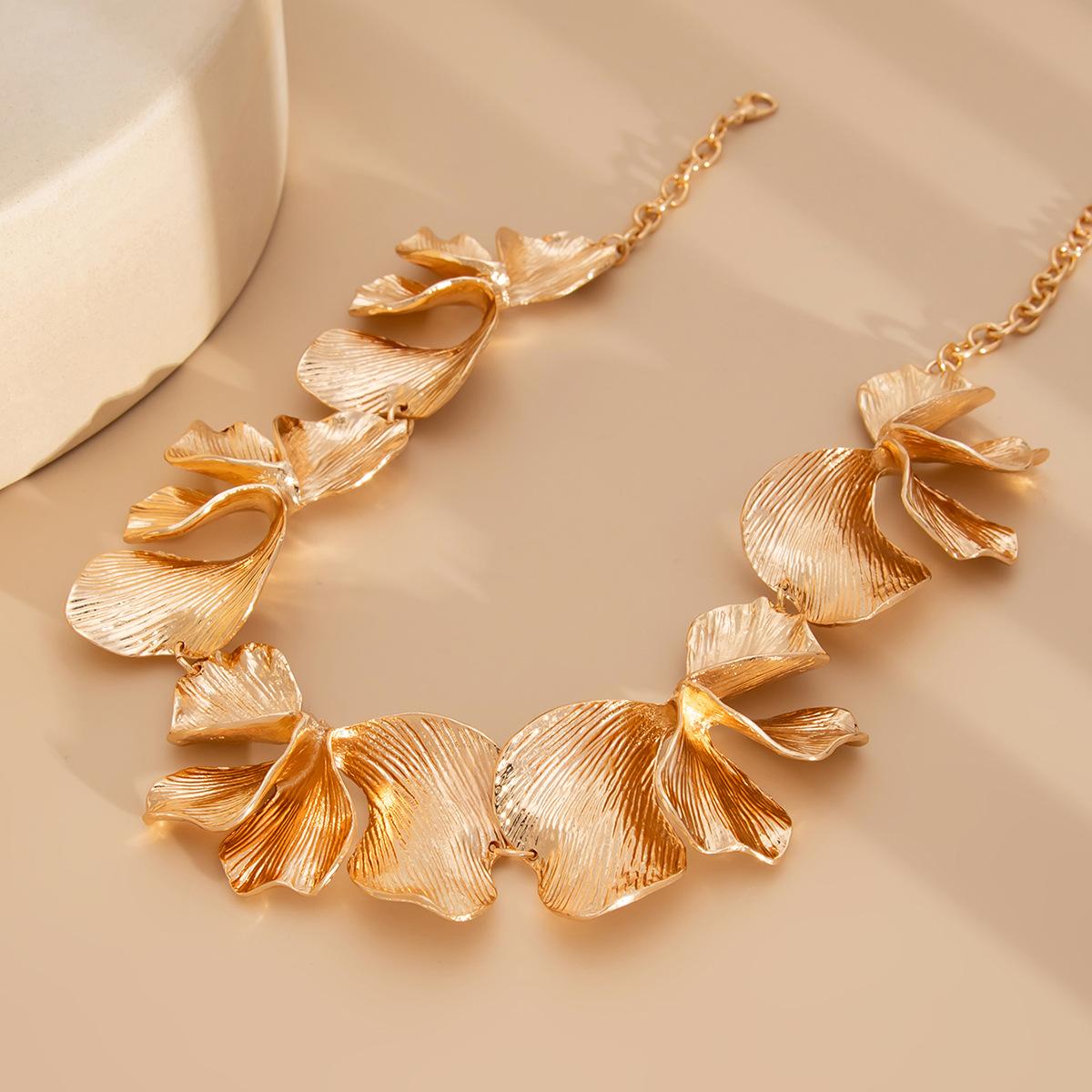 European and American fashion pleated texture flower jewelry, personalized design alloy three-dimensional petal necklace
