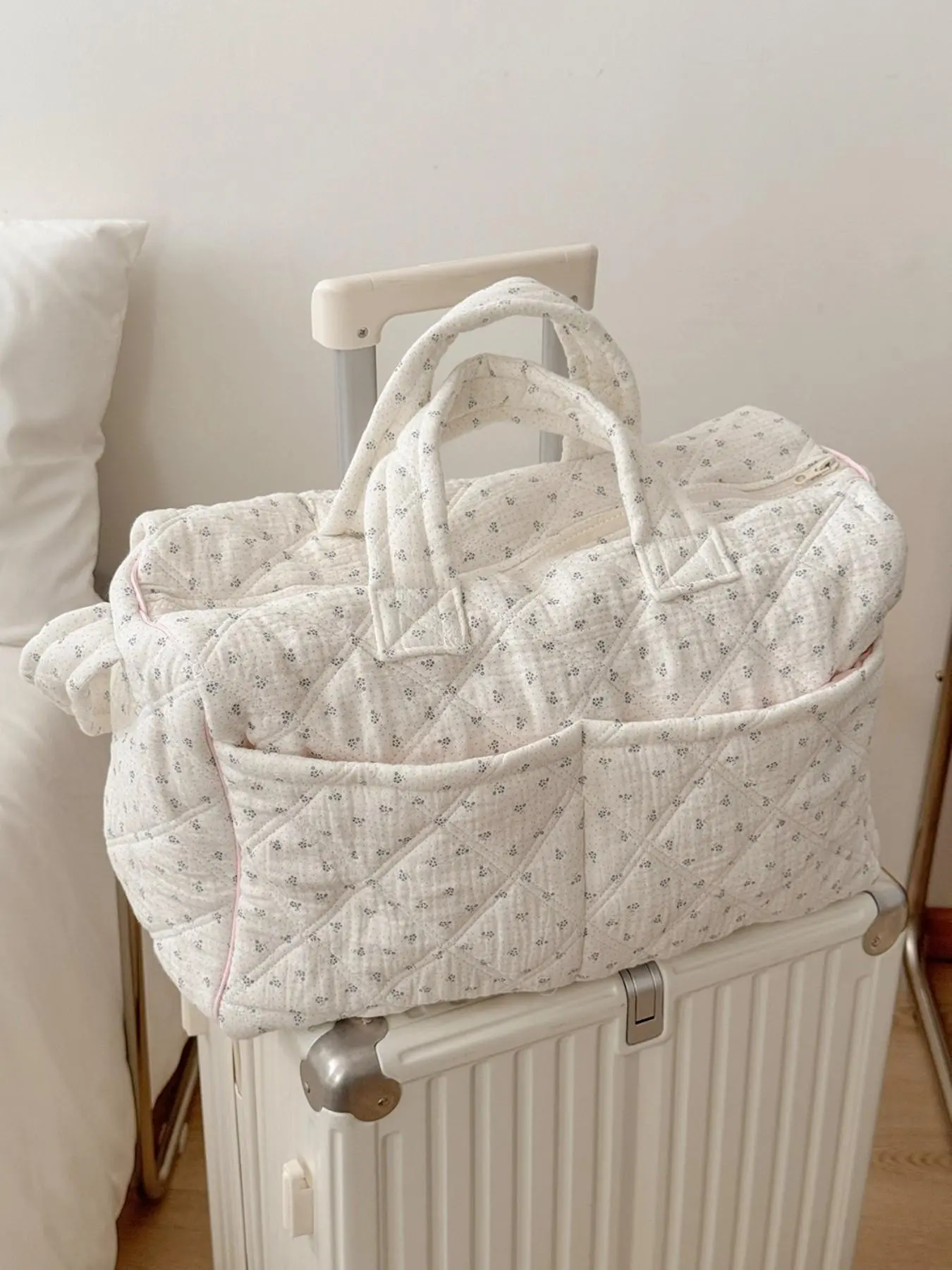 White Floral Quilted Travel Duffle Bag, travel duffels, Weekender Duffel, Large-Capacity Weekend Tote Bag with Handles, Foldable Lightweight Women's Carry-On Bag, Ideal for Travel, Gym Sessions and Weekend Getaways
