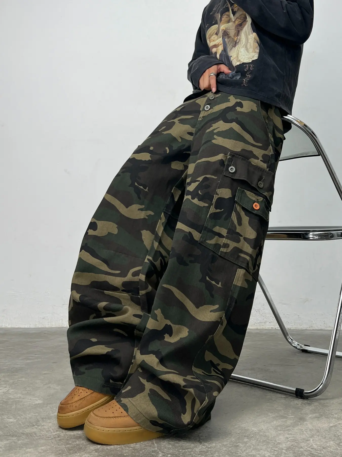 Men's Jeans with Button and Pleat Design, Multi-Pocket Camouflage Work Pants, Y2K Street Fashion, Streetwear, Loose Fit, Oversized, All Seasons