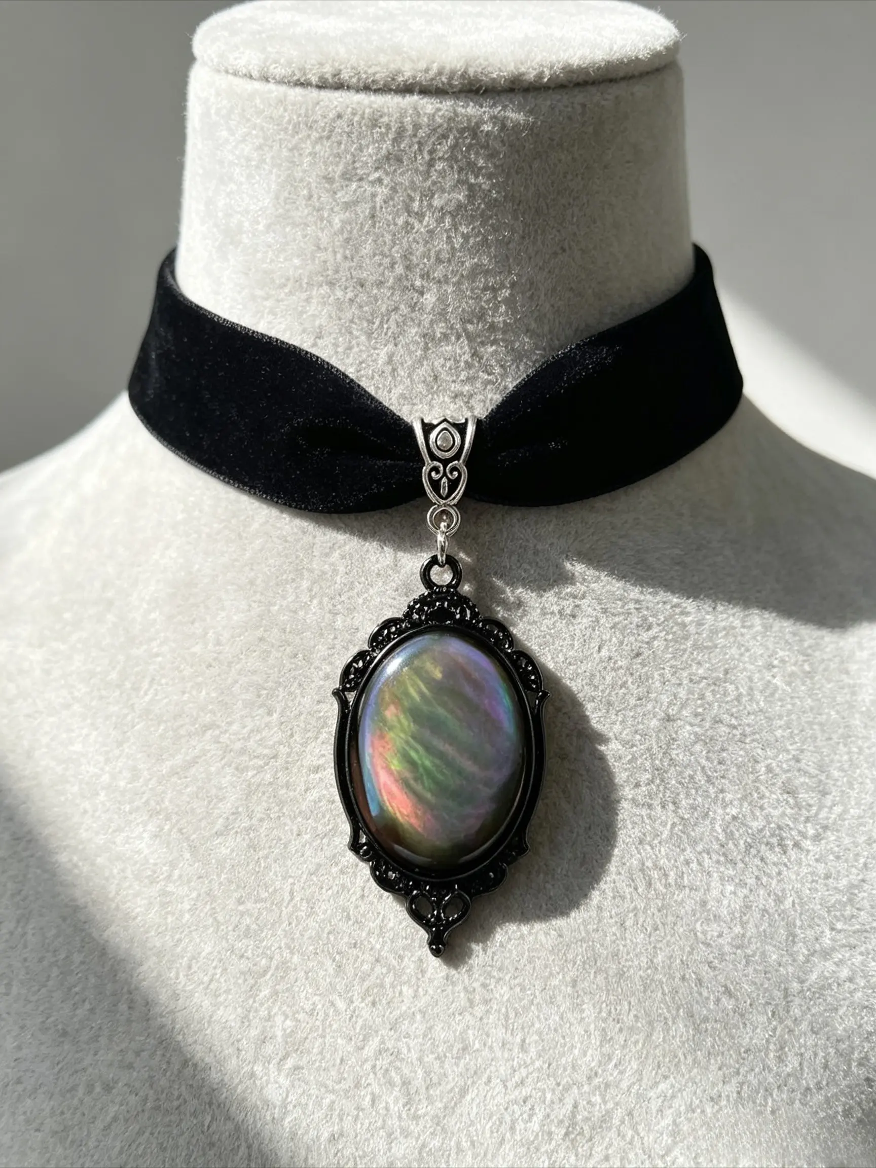 A Vintage-Style Black Velvet Necklace with Simulated Gemstones: A Light Luxury, Fashionable, and Unique Design for Women—Perfect for Niche Occasions, Dances, Parties, Banquets, and Commuting—a Versatile Accessory