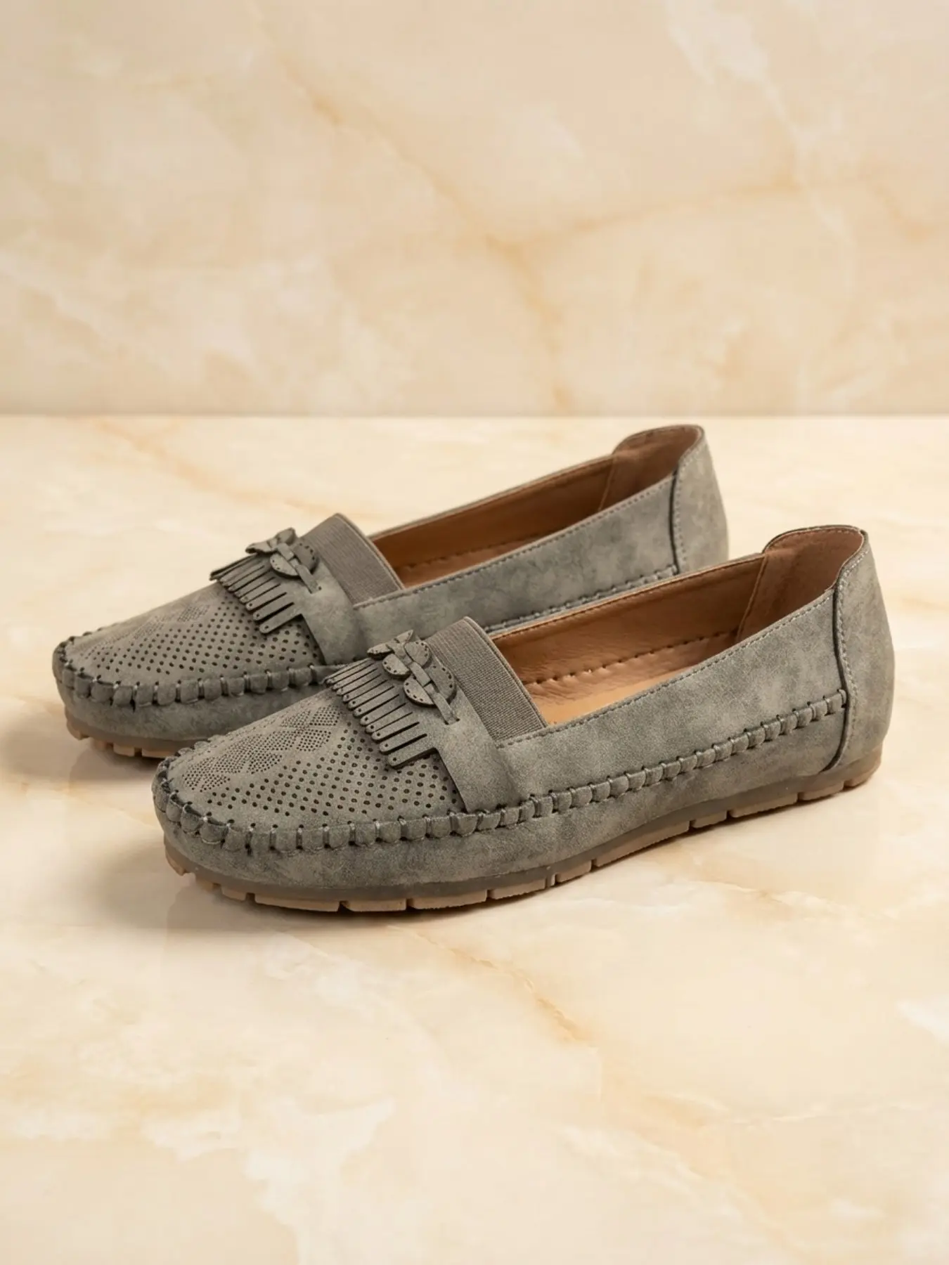A pair of women's new spring large-size flat shallow single shoes, with a sealed construction, soft sole, lightweight, comfortable, casual shoes for the elderly, walking shoes, Casual Flats