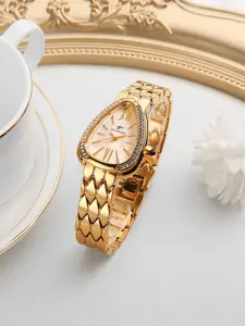 RICECGO Women's Snake Chain Watch Featuring a vintage triangular dial with distinctive Roman numerals and a diamond-studded bezel, this lightweight luxury quartz timepiece exudes elegant sophistication for women.