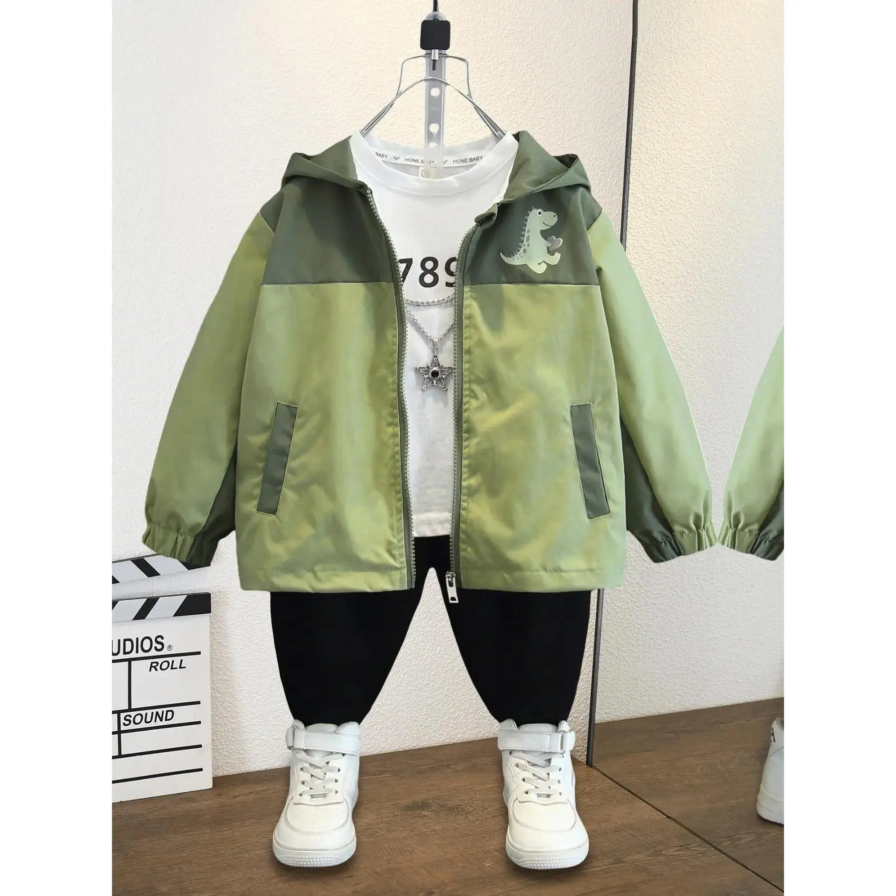 Boys' Graphic Hooded Jacket, Cute Woven Dinosaur Print Long Sleeve Outerwear for All Seasons Daily Wear, 4-5Y, Woven Plain