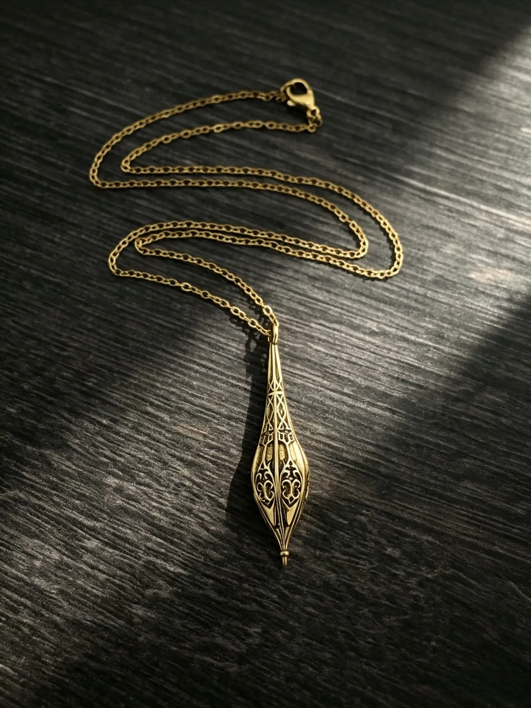 A Gold Openwork-Carved Perfume Bottle Pendant Necklace: A Niche, High-End Design for Women—Elegant, Versatile, and Perfect for Everyday Wear and Commuting