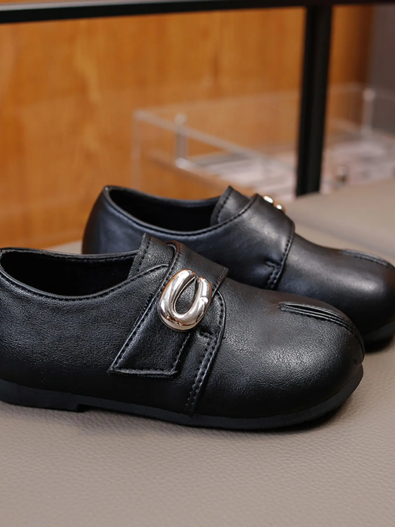 Loose Fit Round Toe Soft Sole Shoes, Easy Bend Shock Absorption Anti-Slip, Unique False Toes Vintage Design Leather Shoes