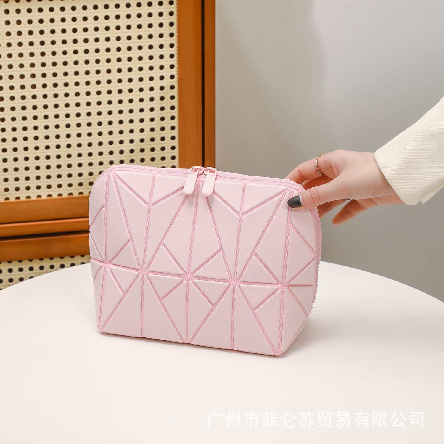 Diamond-shaped bag is super practical, large-capacity, and aesthetically pleasing. It is a storage bag for travel and commuting with a striped three-dimensional design, also suitable as a makeup bag