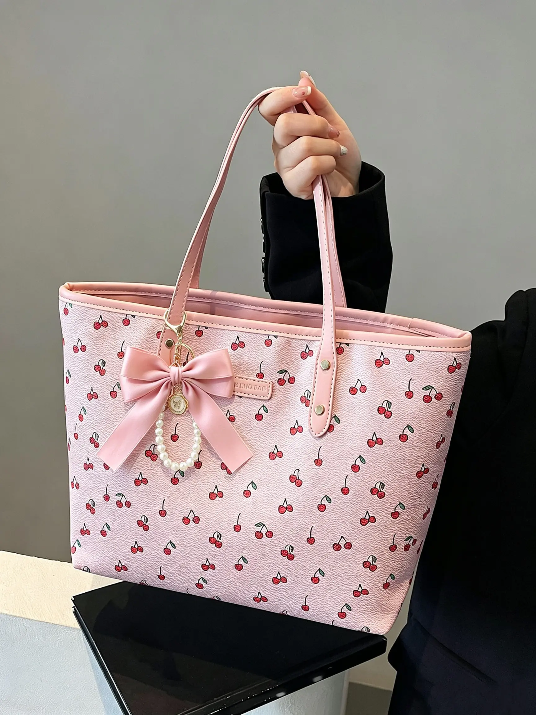 A niche, gentle, sweet floral tote bag, paired with a bow and heart charm, versatile and spacious for daily use, classes, commuting, shopping, or outings—an easygoing, lightweight, and portable tote bag.