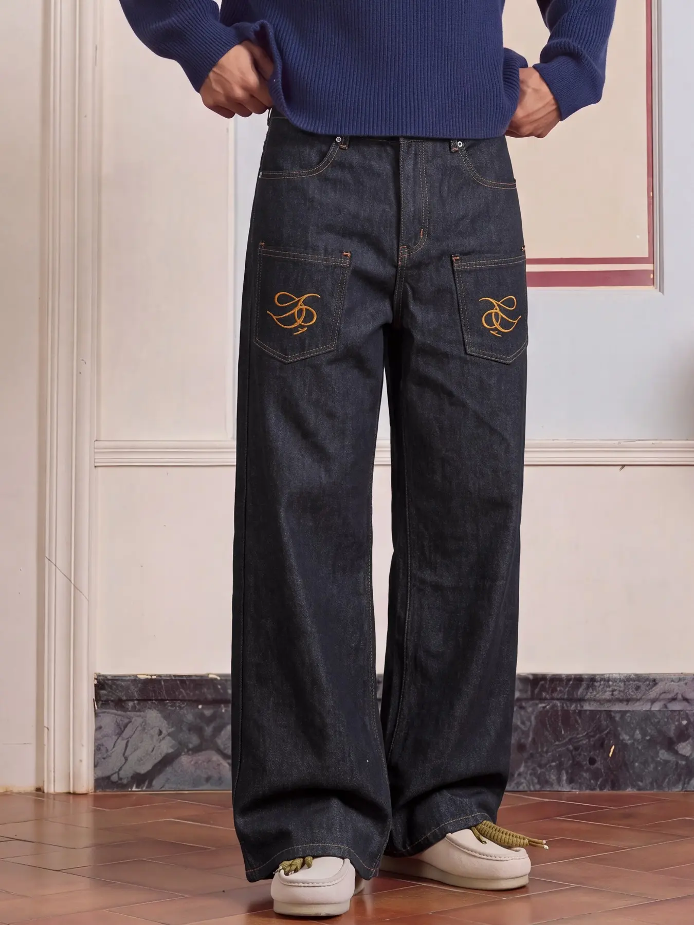 Men’s American vintage black loose straight-leg jeans, with a golden flying eagle totem and irregular gold embroidery, vintage washed distressed casual street-style Y2K wide-leg denim long pants.