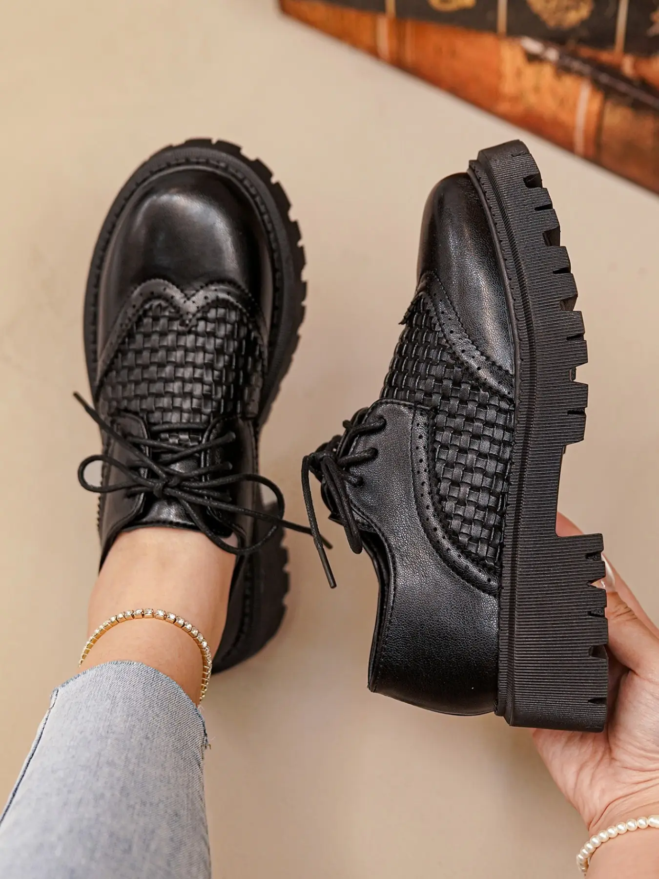 Women's British Style Hollow Out Derby Shoes, Floral Brogue Thick Sole, Anti-Slip Heel, Vintage Leather Sneakers for Students