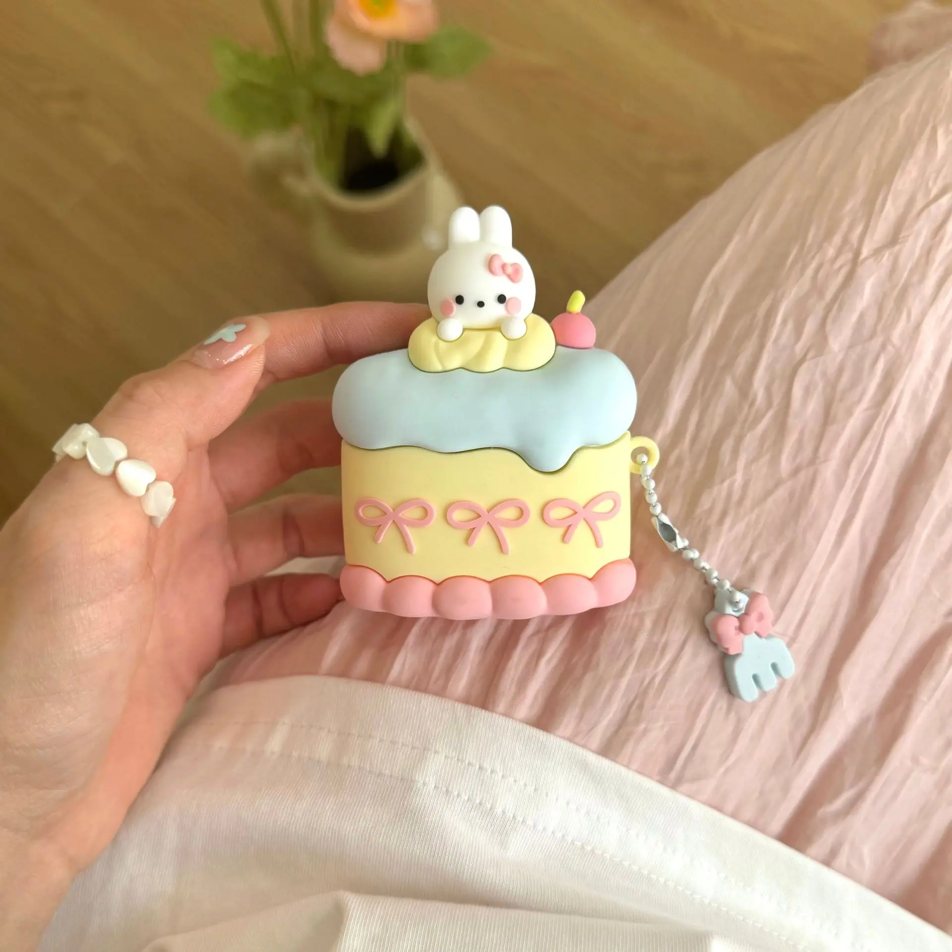 1 rabbit cake earphone case, cute wireless Bluetooth earphone case, anti drop, durable and stylish Protection accessory, suitable for AirPods 1/2/3/4/pro/pro2 (shape may vary depending on model)