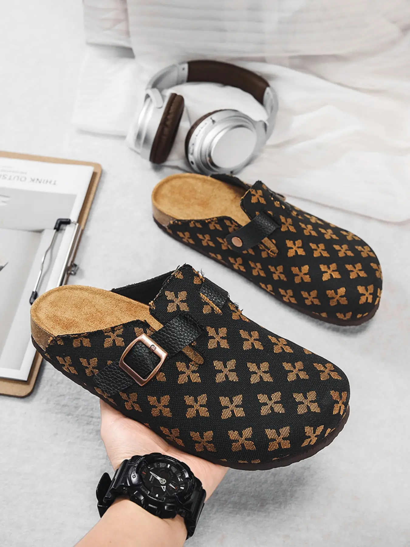 Men Vintage Green Clover Print Closed Toe Mule Clogs, Canvas Adjustable Buckle Slip On Slippers, Soft Cork Footbed Non-Slip Flat Slides, Casual Daily Home Outdoor Beach Comfort Walking Shoes Footwear
