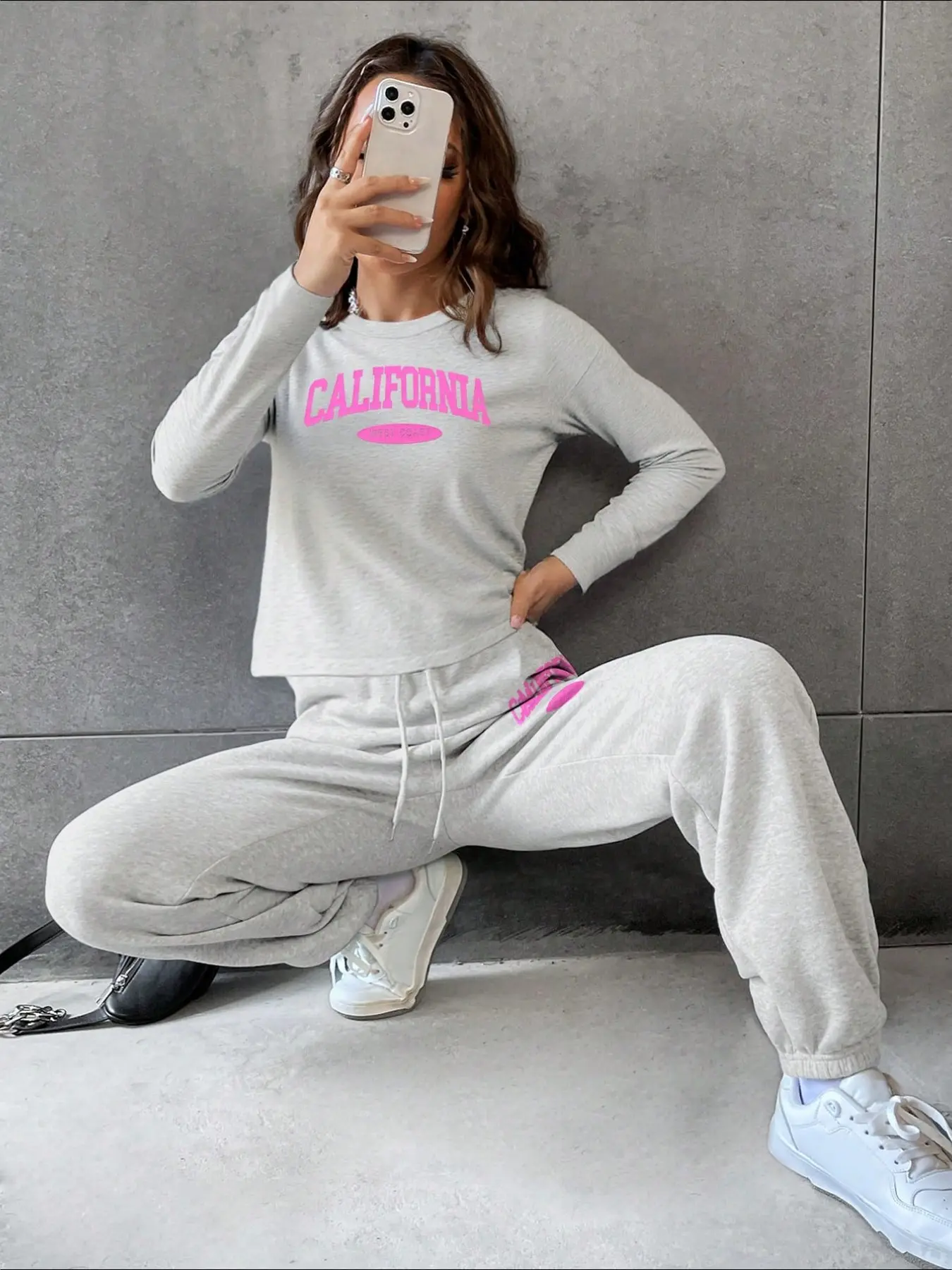 Petite Women's New Casual Loose-Fit Letter Print Knitted Long Sleeve T-Shirt + Sweatpants Two-Piece Set, Comfortable and Stylish