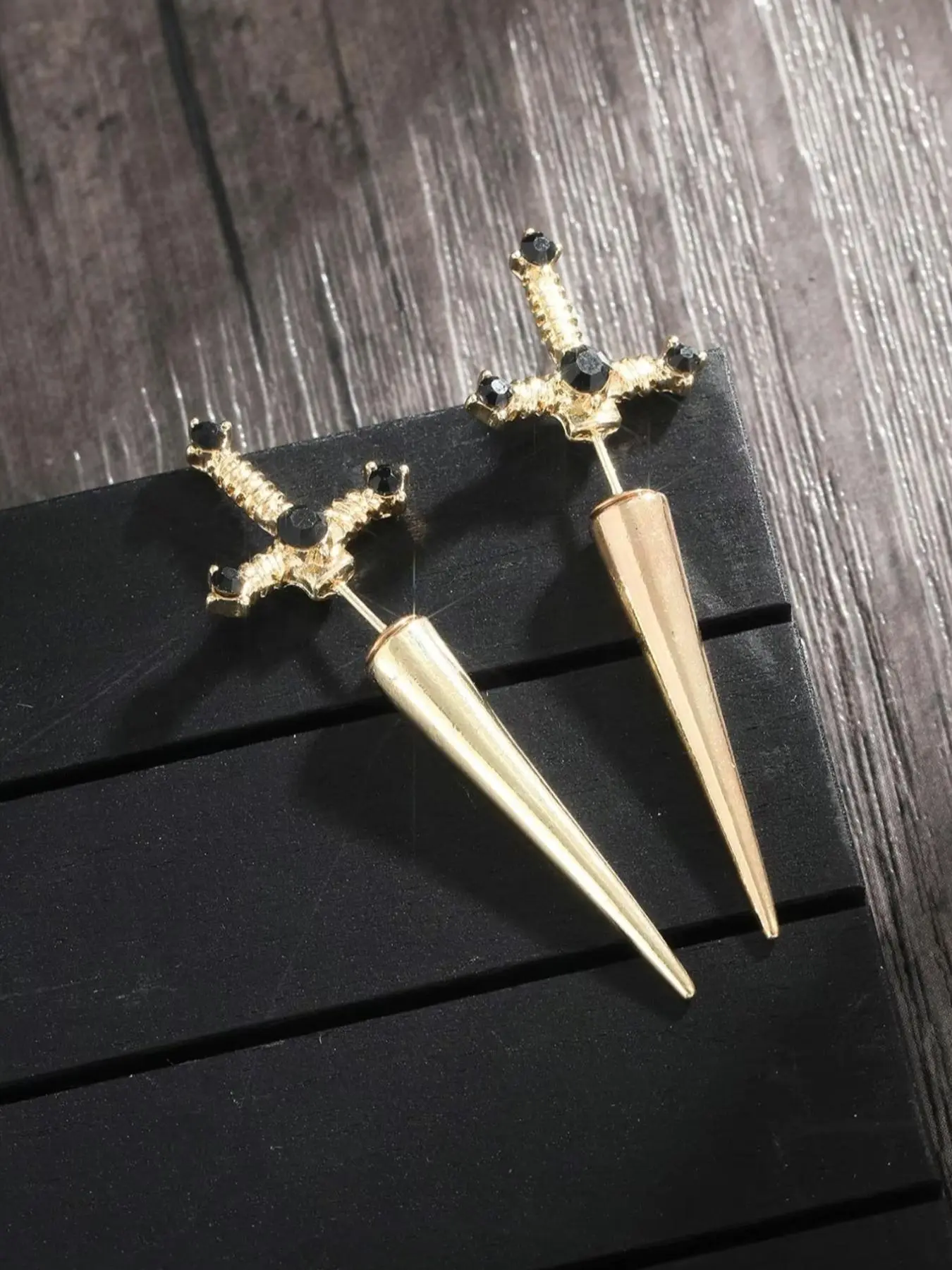 Fashionable and personalized metal sparkling diamond Gothic sword detachable earrings jewelry are suitable for daily wear, vacation dates, and other occasions, and are also a surprising and exquisite small gift