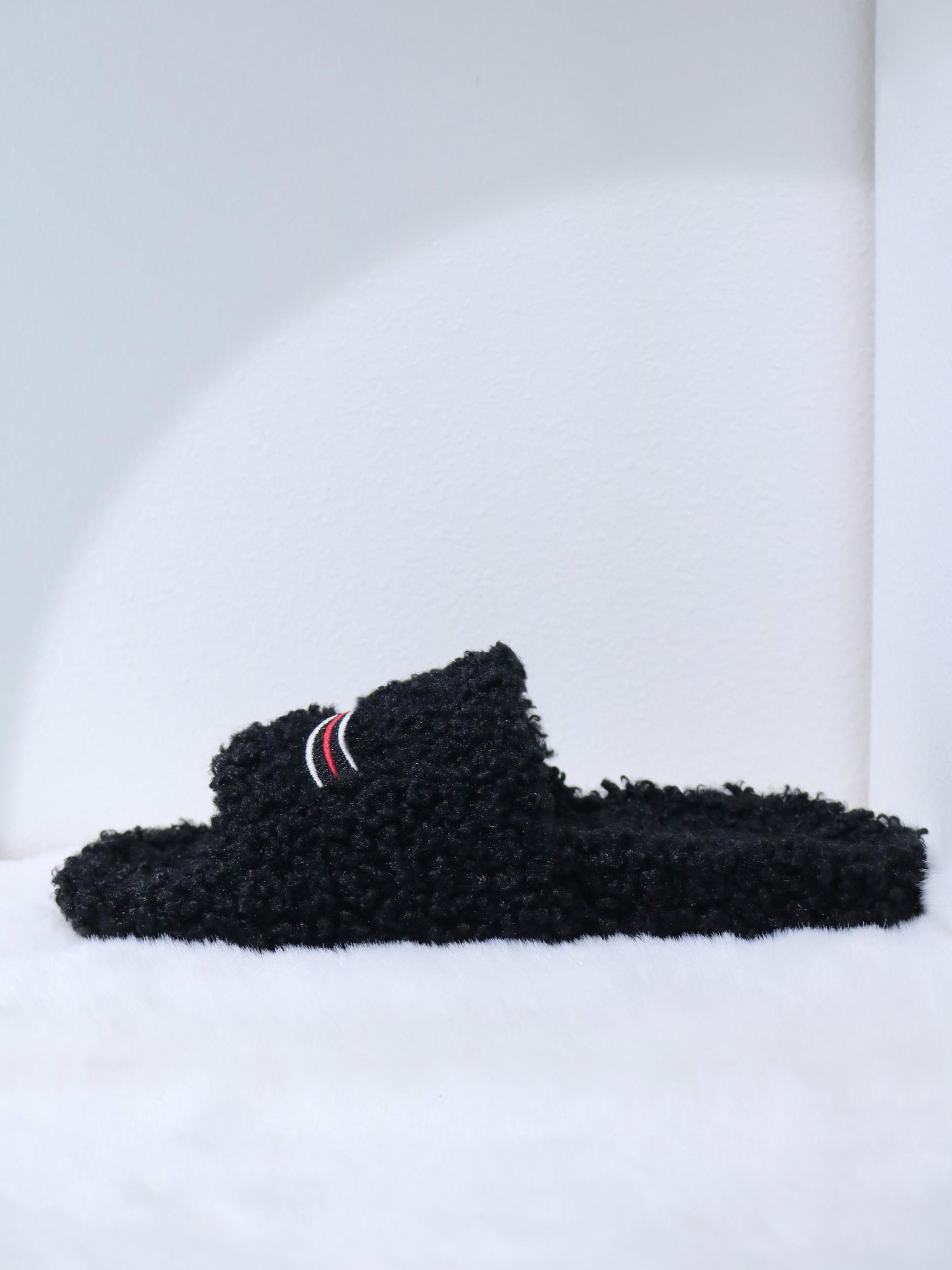 2026 Spring New Collection: Fur Slippers for Women, Outdoor Wear, Letter Embroidery, Thick Sole, Lamb Wool, Autumn/Winter, Flat Design, Slip-On Shoes. 2026 Spring New Collection: Fur Slippers for Women, Outdoor Wear, Letter Embroidery, Thick Sole, Lamb Wool, Autumn/Winter, Flat Design, Slip-On Shoes.